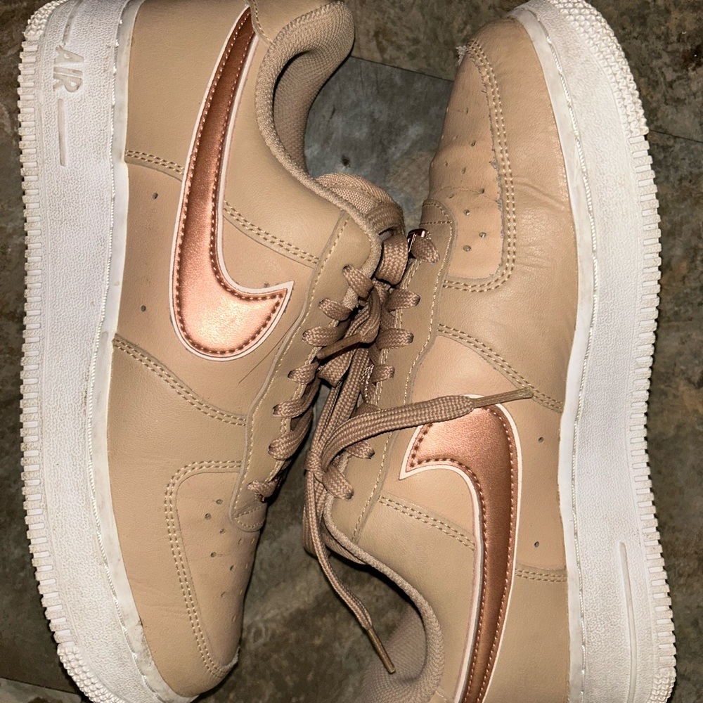 Nike Air Force 1'07 ESS W sneakers in hemp/metallic rose gold.